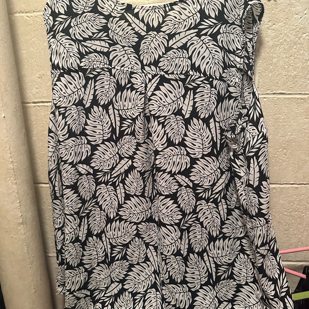 Black and White Leaf Print‎ Women's Top - Picture 2 of 4